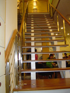 基隆健身館-木樓梯扶手